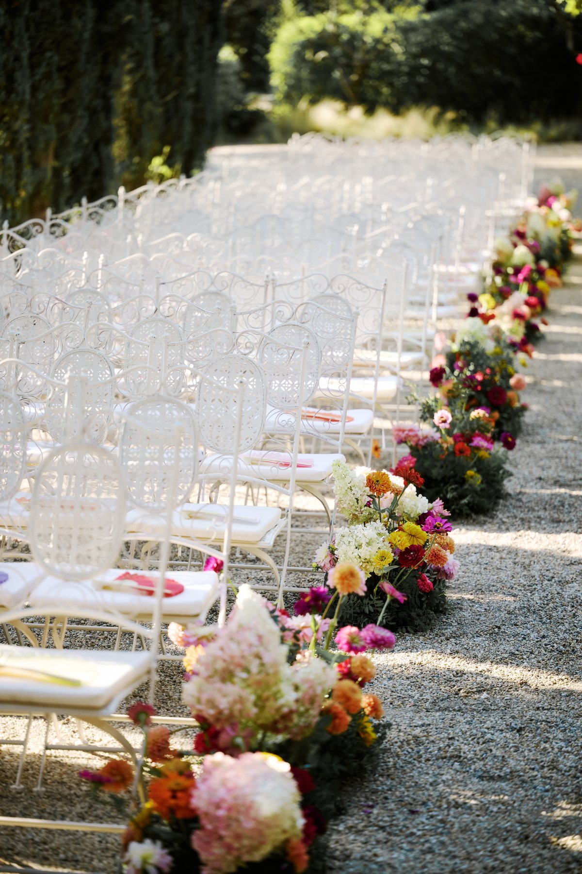 All&eacute;e de c&eacute;r&eacute;monie bord&eacute;e de fleurs