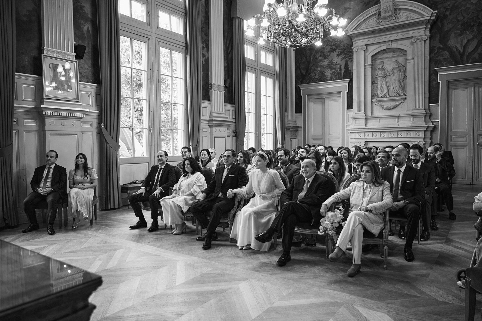 Cérémonie civile dans la salle des mariages de la mairie du 16e
