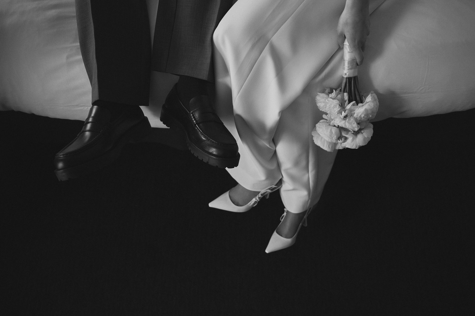 D&eacute;tail : chaussures des mari&eacute;s et bouteille de champagne