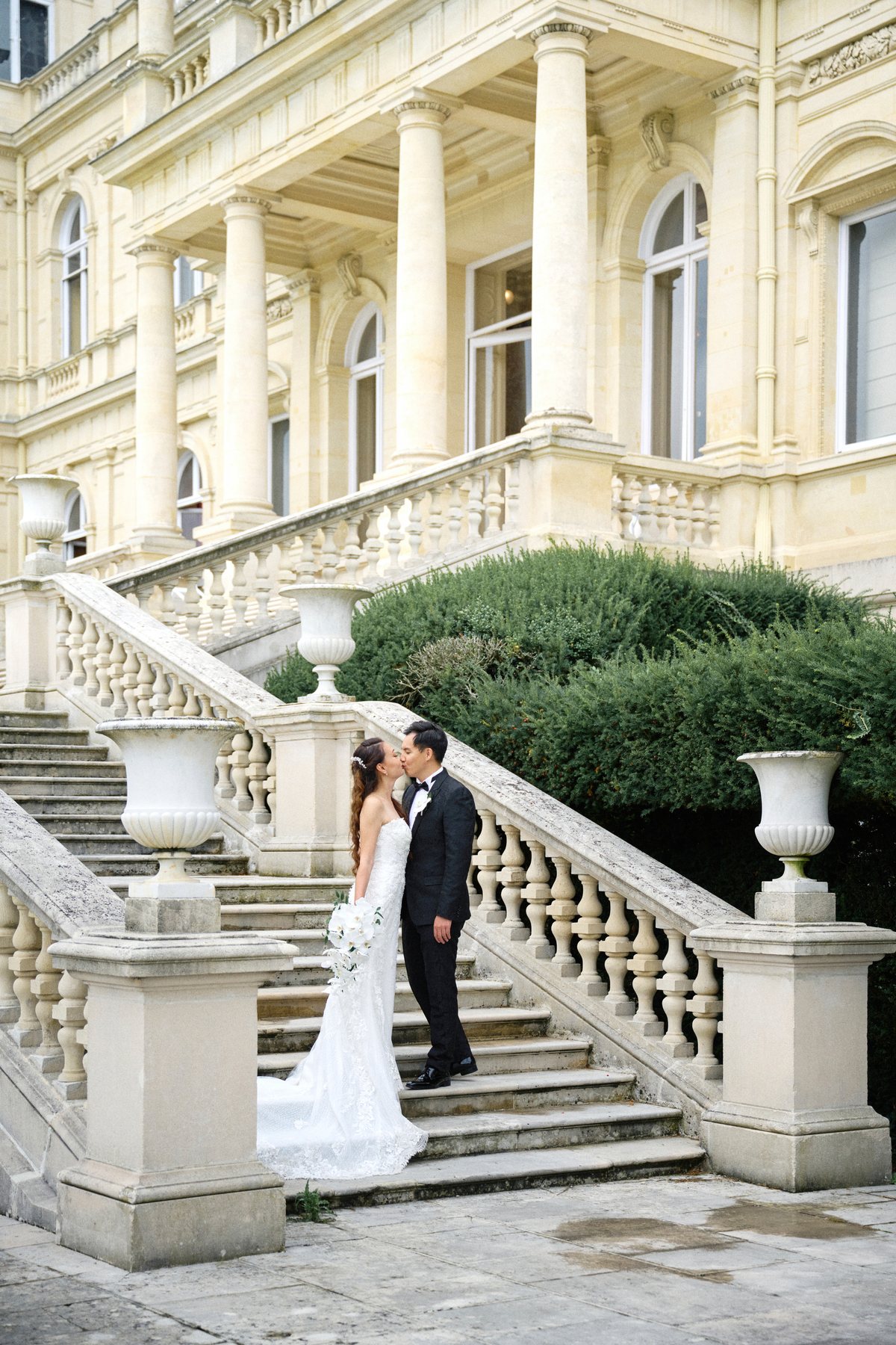 Les mari&eacute;s sur le grand escalier du ch&acirc;teau de Ferri&egrave;res