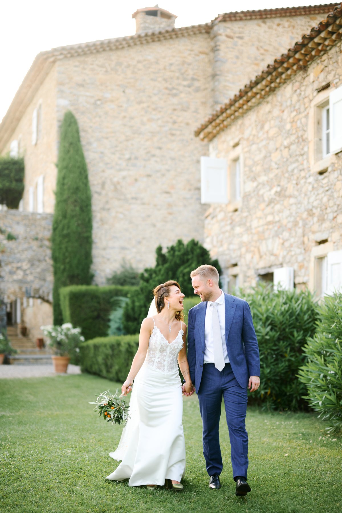 Les mari&eacute;s dans le jardin du domaine