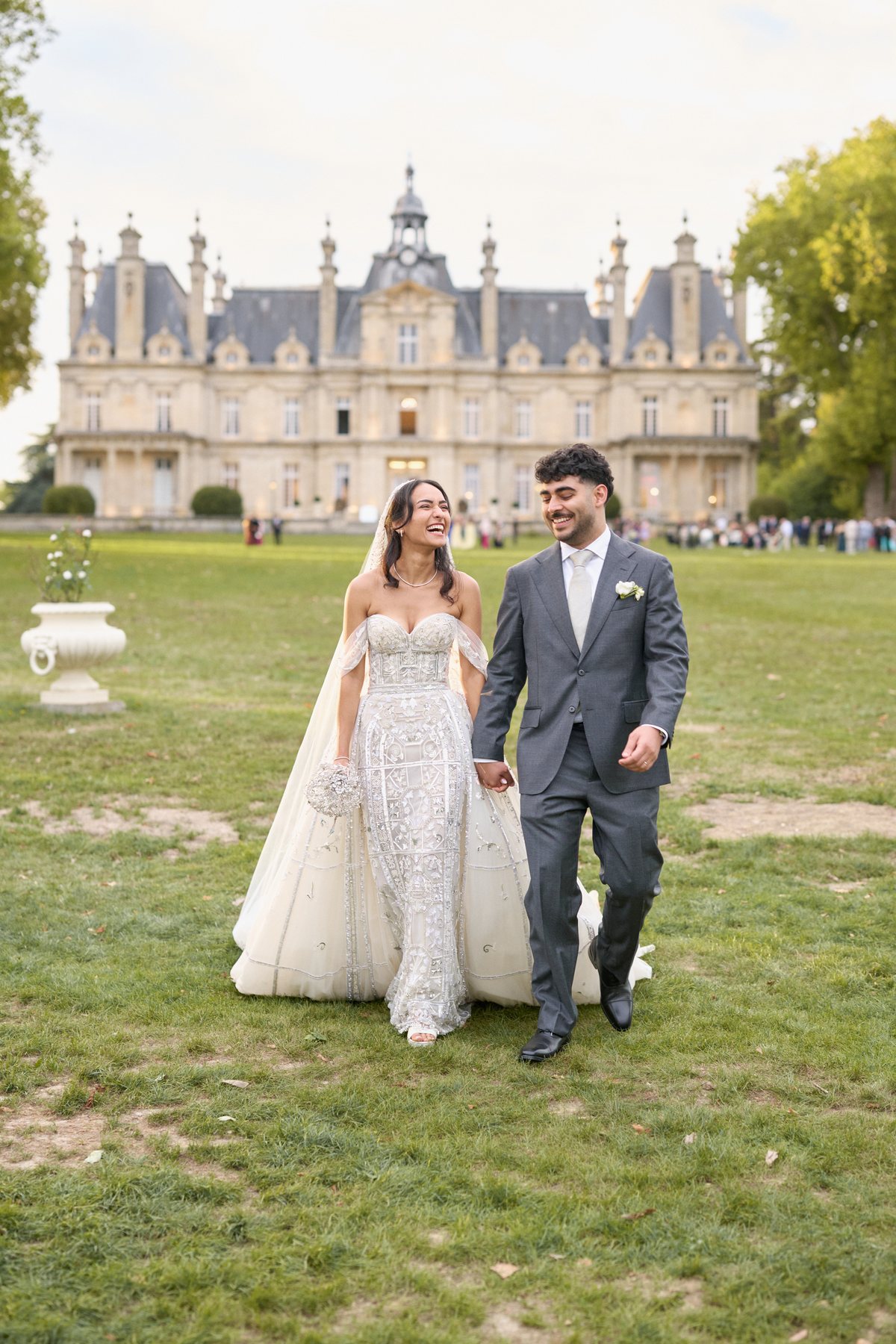 Les mari&eacute;s marchant devant le ch&acirc;teau