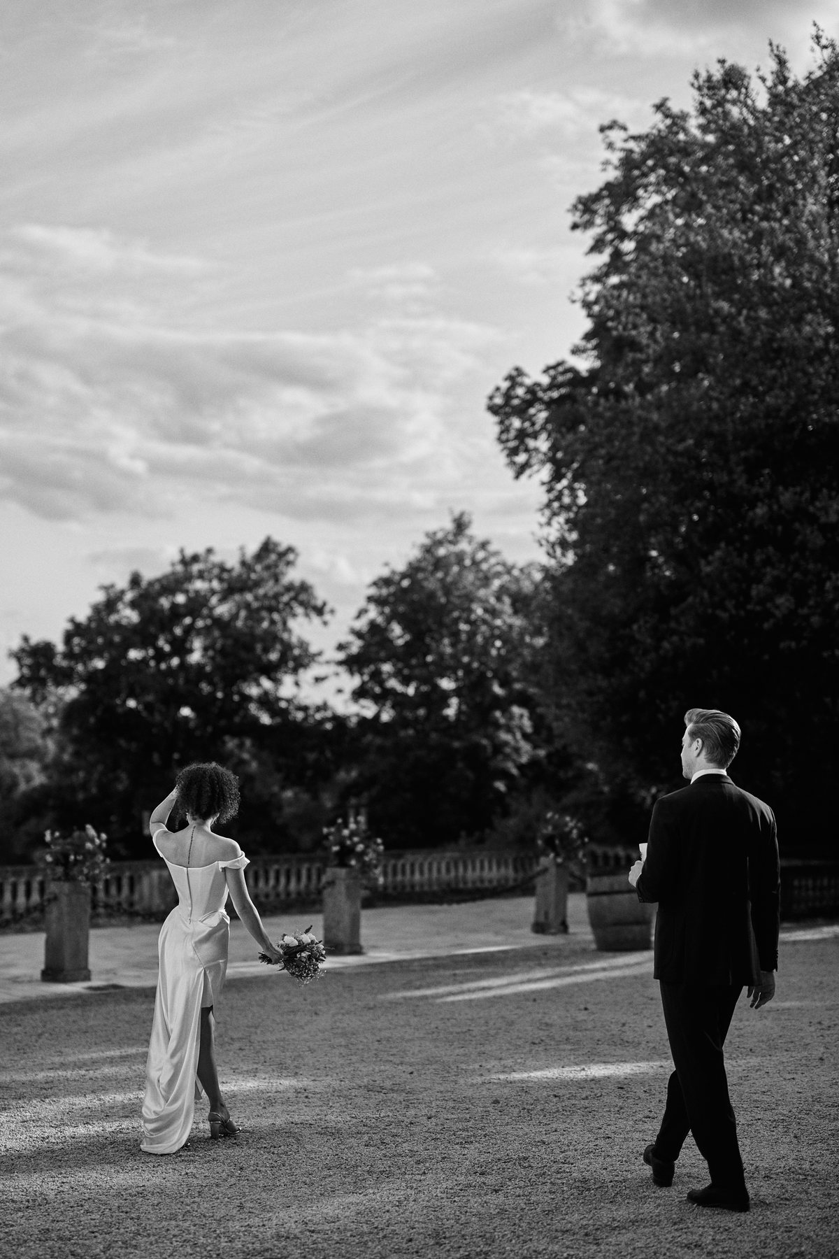 Les mari&eacute;s traversant le parc, en noir et blanc