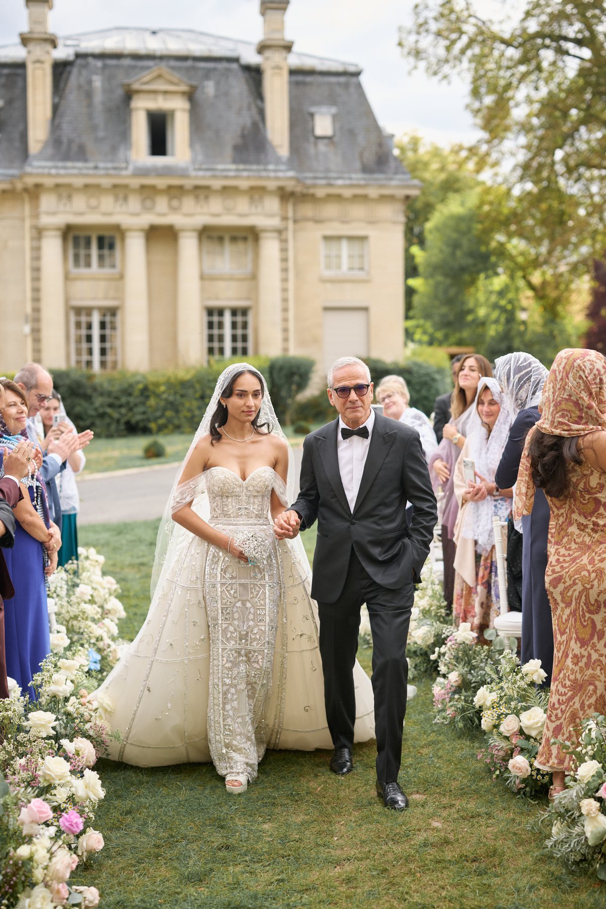 Entr&eacute;e de la mari&eacute;e au bras de son p&egrave;re, devant les invit&eacute;s