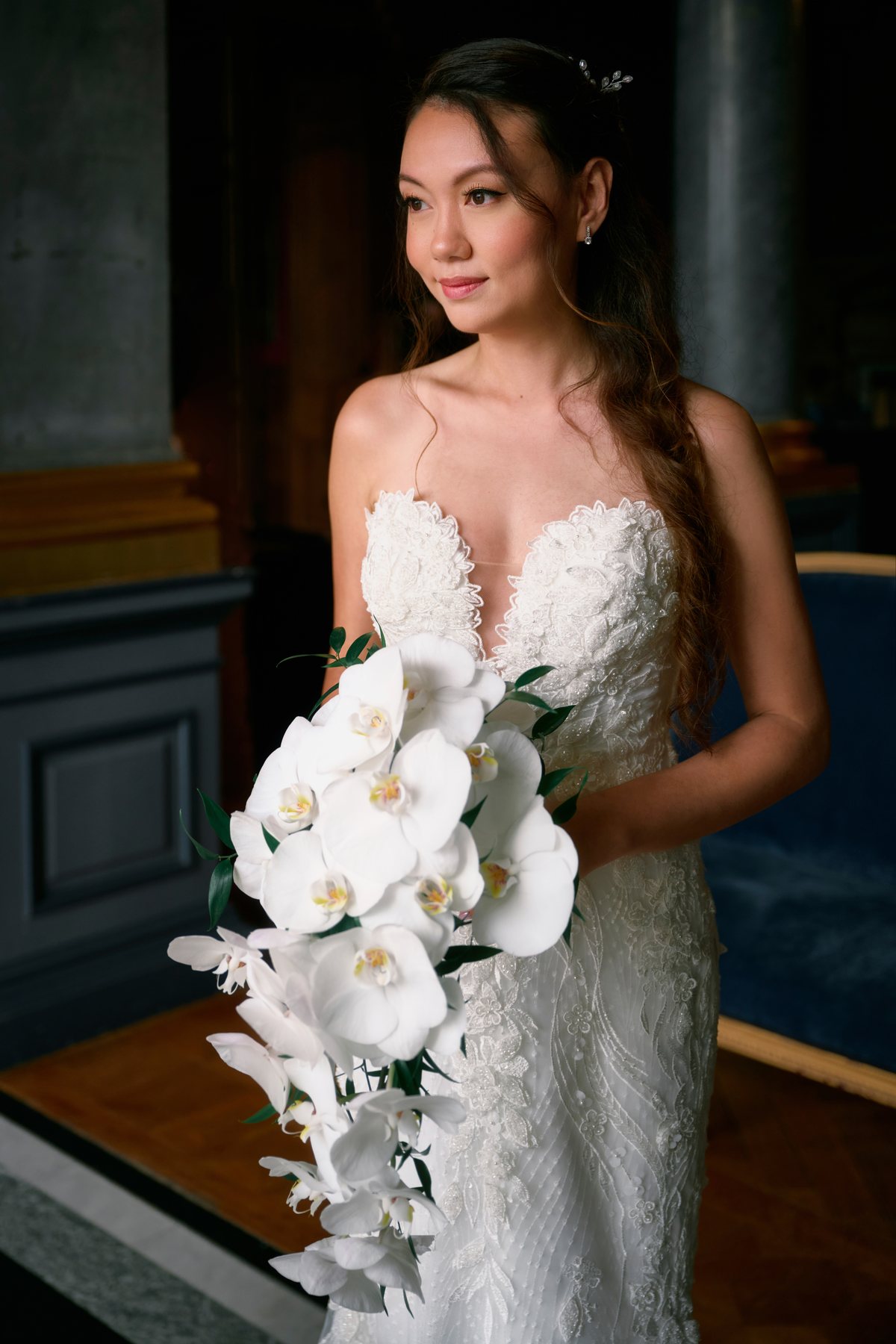 Portrait de la mariée au bouquet d'orchidées