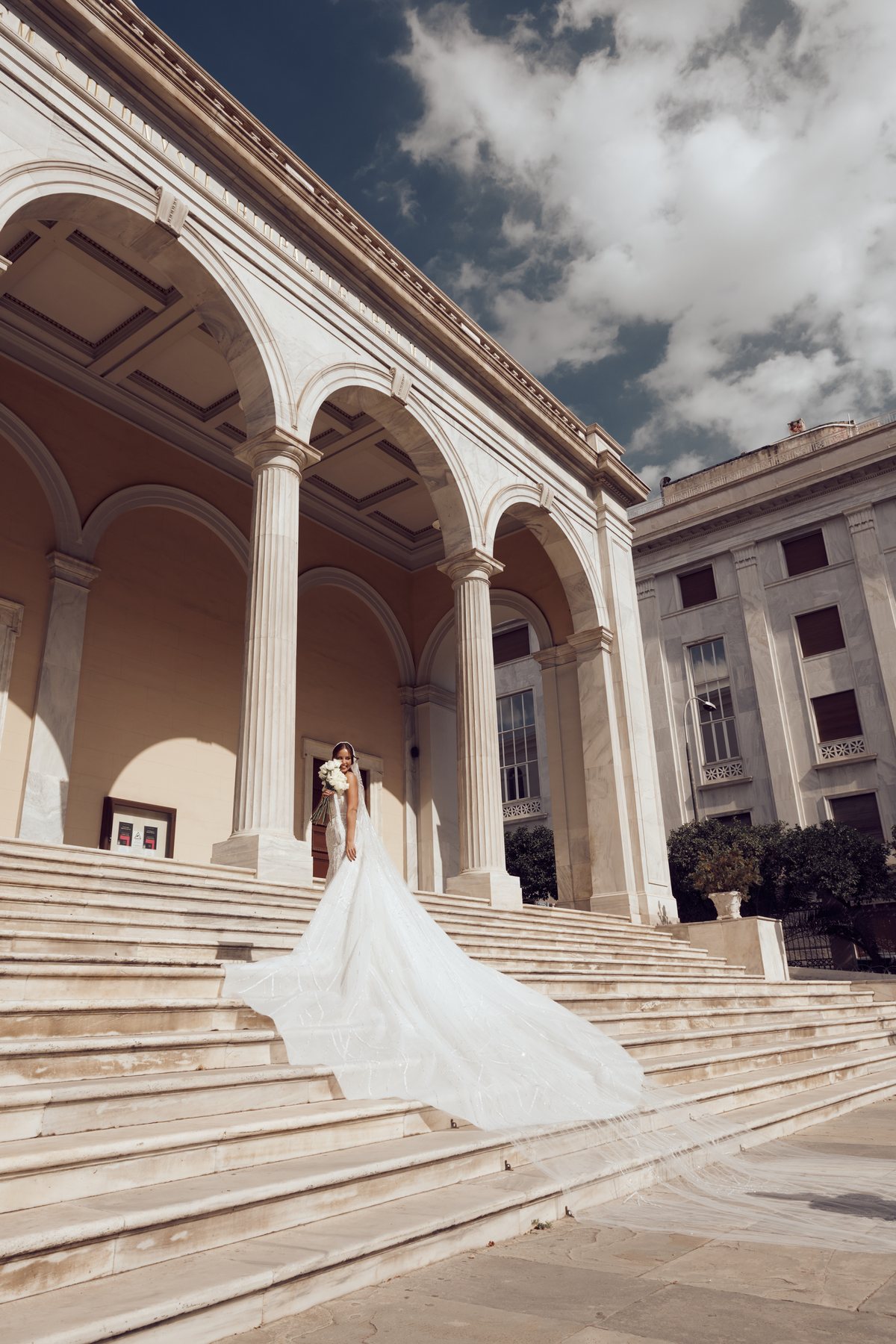 Mari&eacute;e descendant le grand escalier, &agrave; Ath&egrave;nes