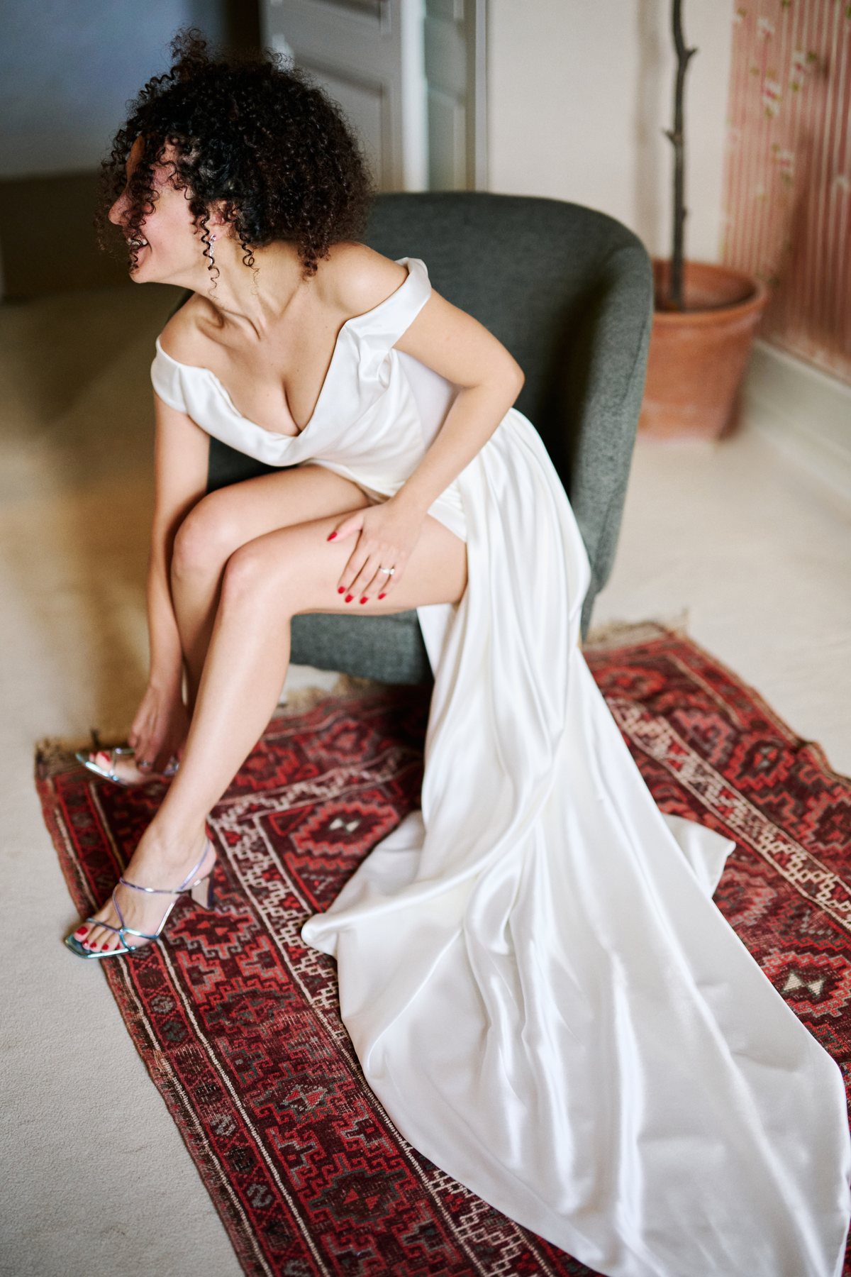 La mari&eacute;e assise, robe &eacute;tal&eacute;e sur le tapis