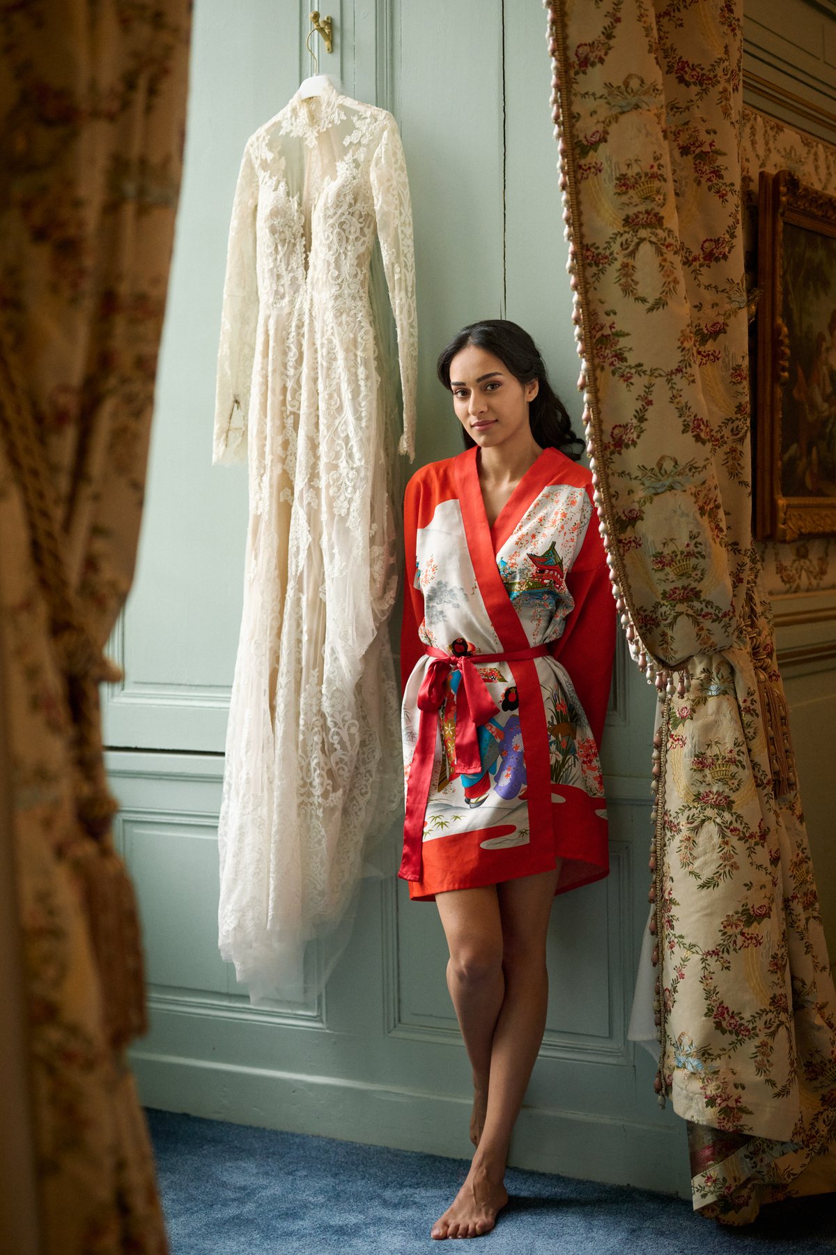 La mari&eacute;e et sa robe, au moment des pr&eacute;paratifs