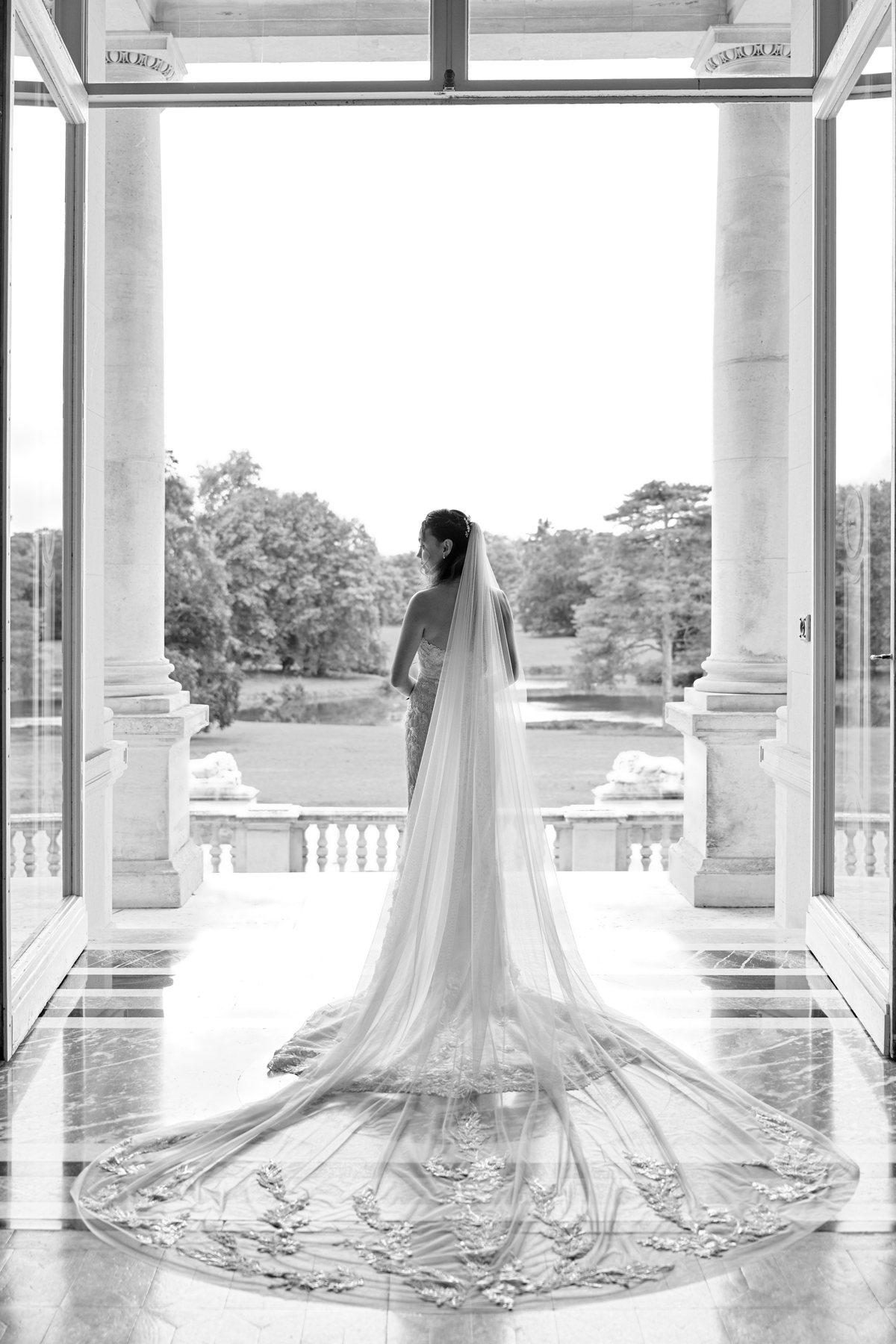 Mari&eacute;e de dos sous la colonnade, voile d&eacute;ploy&eacute;, ch&acirc;teau de Ferri&egrave;res