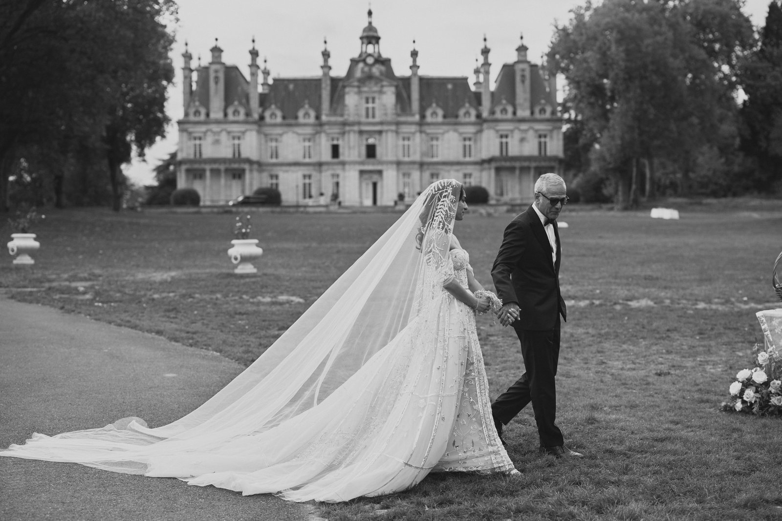 Voile de la mari&eacute;e d&eacute;ploy&eacute; sur la pelouse du ch&acirc;teau