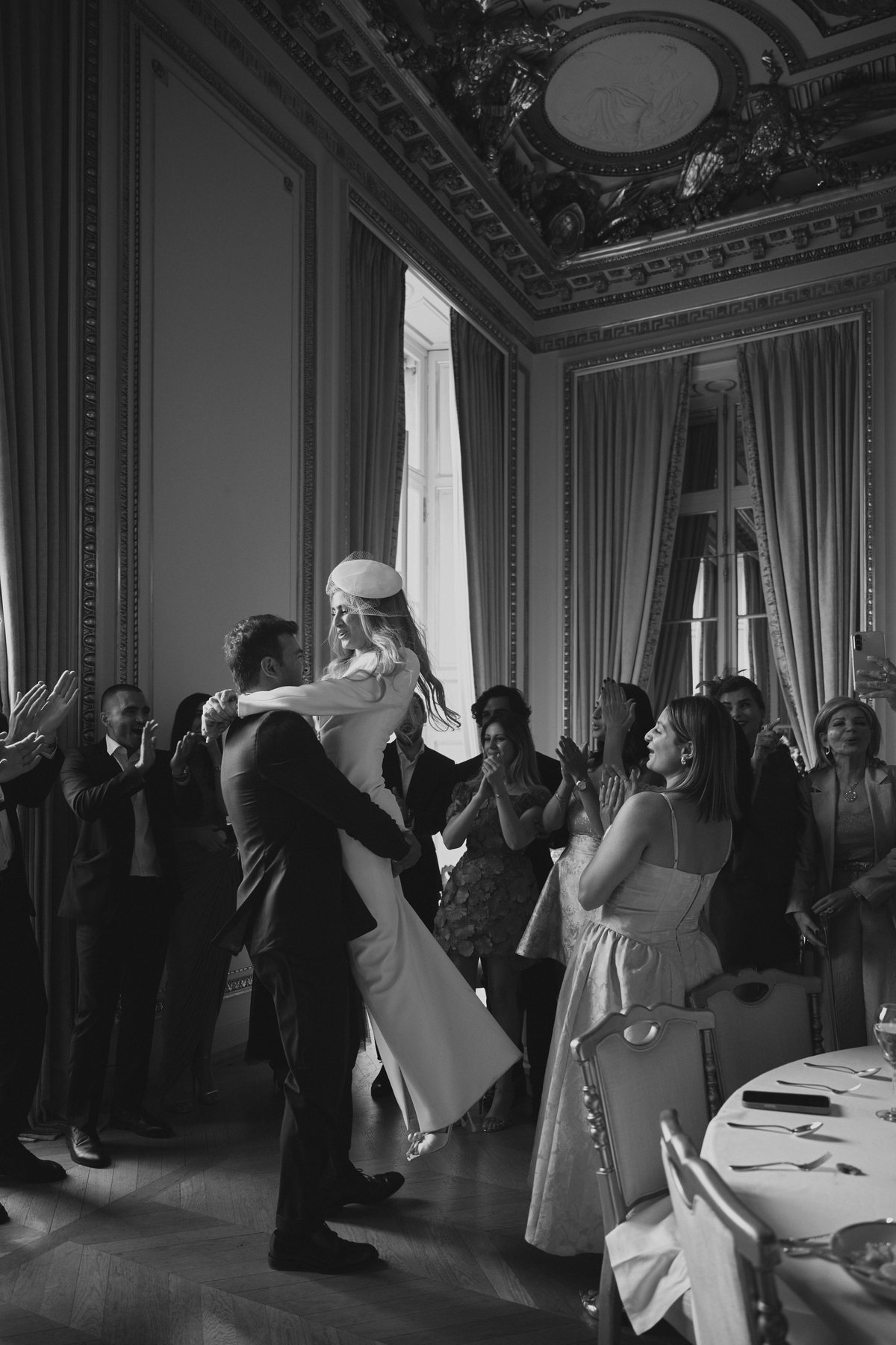 Premi&egrave;re danse dans le salon, &agrave; Ath&egrave;nes