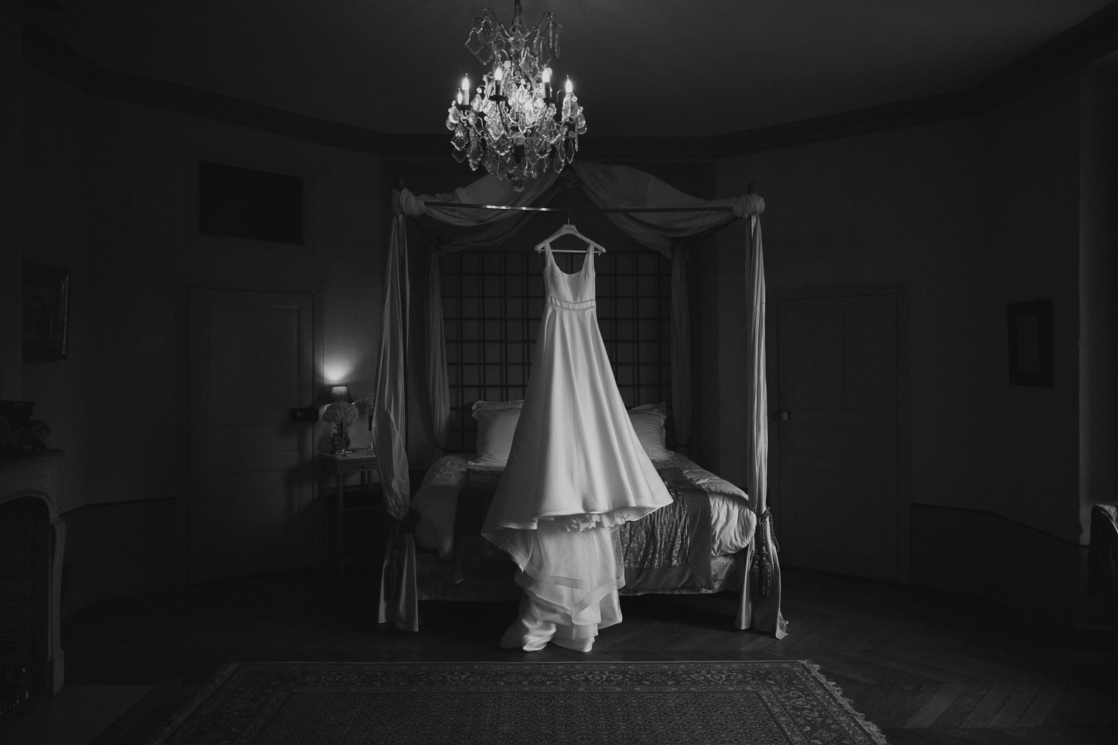 Robe de mariée suspendue sous le lustre, château de Vallery