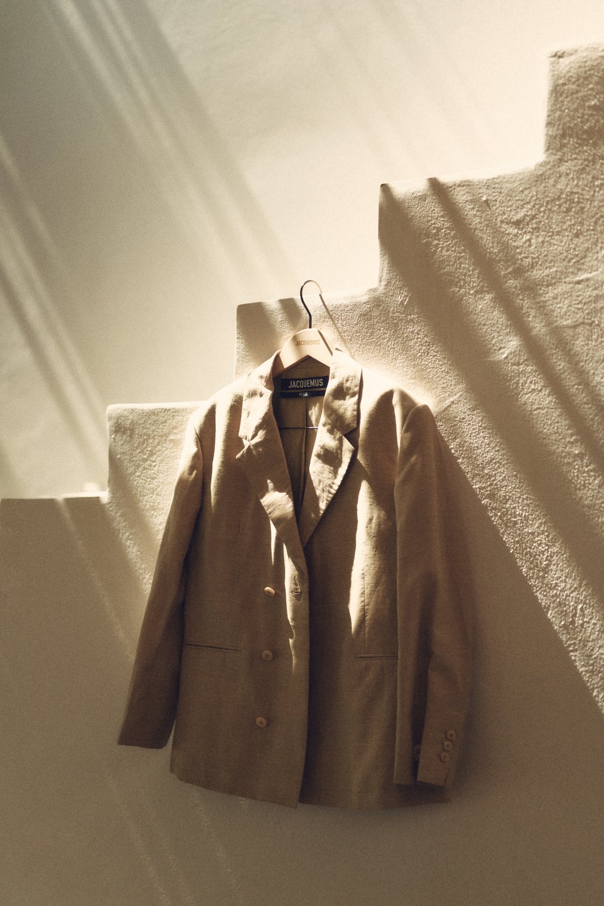 Veste suspendue dans la lumi&egrave;re du matin, &agrave; Paros